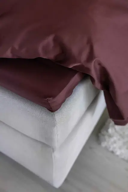 Borås Cotton Cloud kuvertsytt lakan 210x210 Aubergine 